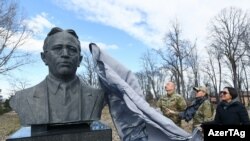 İlham Əliyev, yenidən Şuşaya qaytarılıb bərpa edilən  Üzeyr Hcıbəylinin büstünün açılışını edir, (sağda yoldaşı Mehriban Əliyeva və qızı Leyla Əliyeva) Şuşa, 14 yanvar 2021