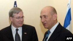 استفان هدلی، مشاور امنيت ملی آمريکا، روز سه شنبه با اهود اولمرت، نخست وزير اسرائيل دیدار کرد.
عکس از AFP