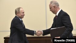 Prezident Vladimir Putin  Rusiya Birbaşa İnvestisiyalar Fondunun başçısı Kirill Dmitrievi qəbul edərkən