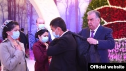 Президент Таджикистана вручает подарки сиротам в Худжанде. Апрель 2021