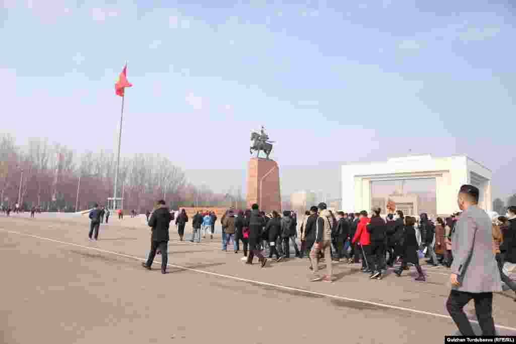 &quot;Баштан башта&quot; кыймылы демилге кылган тынчтык марштары 2020-жылдын ноябрынан бери ар жекшемби сайын уюштурулуп келе жатат.