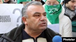 Քաջարանի գյուղապետ Ռաֆիկ Աթայանը Երեւանում կայացած բողոքի ակցիայի ժամանակ, 29-ը դեկտեմբերի, 2011թ.