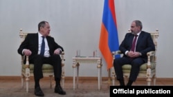 Прем’єр-міністр Вірменії Нікол Пашинян (праворуч) на зустрічі з міністром закордонних справ Росії Сергієм Лавровим