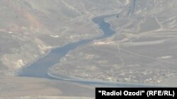 Река Пяндж разделяет Таджикистан и Афганистан