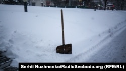 Вночі було задіяно 441 одиниця спецтехніки і 251 працівник у складі 40 бригад з ручного прибирання