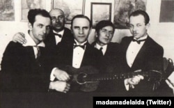 Ніл Хасевич (праворуч) із друзями під час варшавських студій, 1930-і роки. Справа наліво: Н. Хасевич, П. Кршовскі (болгарин), Б. Монкевич, М. Щербак, Д. Дунаєвський