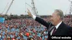 Нурсултан Назарбаев приветствует своих избирателей в год проведения президентских выборов 2005 года.  