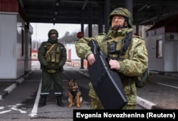 Беларускія памежнікі з антыдронавай прыладай на памежным пераходзе Новая Гута на мяжы з Украінай. 28 студзеня 2025 года