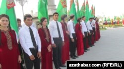 Сбуденты на офицальном мероприятии в честь государственного праздника Дня дыни, Ашхабад. 