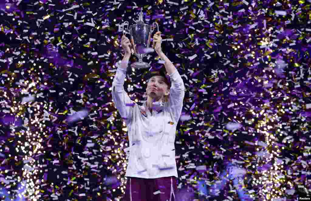 Елена Рыбакина из Казахстана празднует победу с трофеем в финальном матче против белоруски Арины Соболенко, Эр-Рияд, Саудовская Аравия, 8 ноября 2025 года. REUTERS/Stephanie Lecocq