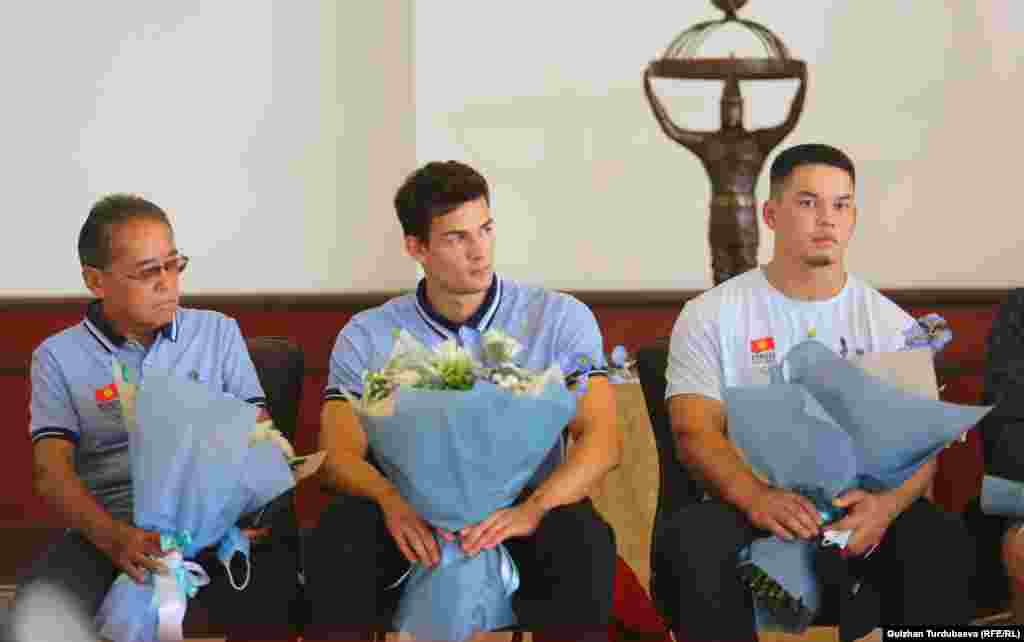 Суучул Денис Петрашов менен оор атлет Бекдөөлөт Расулбеков.&nbsp;