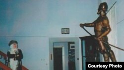 Фәүзия Бәйрәмова Тубыл музеенда Ермак һәйкәле янында. 2006 ел, февраль