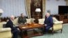 Аляксандр Лукашэнка 16 траўня праводзіць сустрэчу зь міністрам абароны Расеі Андрэем Белавусавым, у цэнтры міністар абароны Беларусі Віктар Хрэнін
