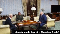 Аляксандр Лукашэнка 16 траўня праводзіць сустрэчу зь міністрам абароны Расеі Андрэем Белавусавым, у цэнтры міністар абароны Беларусі Віктар Хрэнін