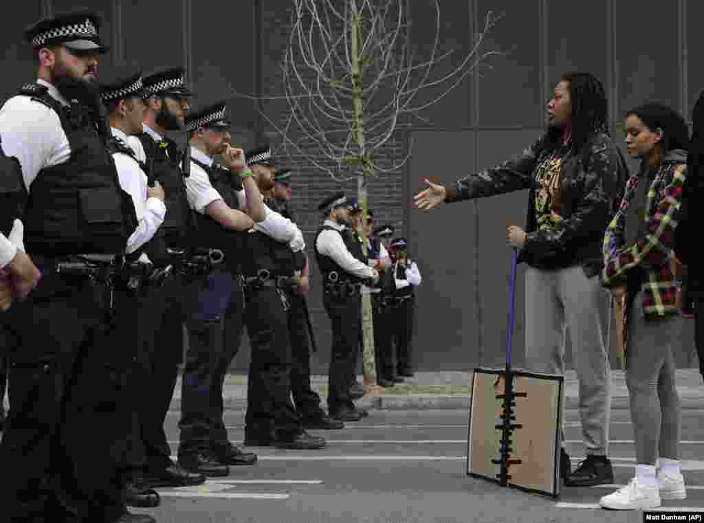 Протестувальниця подає руку поліцейському для привітання неподалік посольства США у Лондоні під час антирасистської демонстрації через смерть у США Джорджа Флойда. Лондон. 3 червня 2020 року&nbsp;(Фото AP/Matt Dunham)