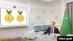 Президент Туркменистана на фоне эскизов медалей, учрежденных для собак. февраль, 2021