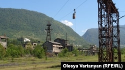 В конце 1980-х в Ткуарчале добывали около 300 тысяч тонн угля в год