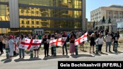 Родственники задержанных и активисты у Тбилисского городского суда