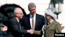 یاسر عرفات، بیل کلینتون و اسحاق رابین در سال ۱۹۹۳.