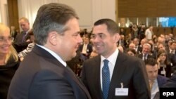 زیگمار گابریل، وزیر اقتصاد آلمان (سمت چپ)