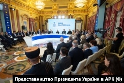 Halqara "Qırım platforması" sammitiniñ iştirakçileri. Kıyiv, 2024 senesi ilk küz ayınıñ 11-i