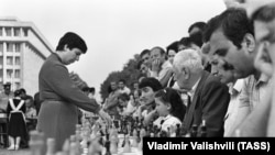 Нона Гаприндашвили во время сеанса одновременной игры, 1987 год