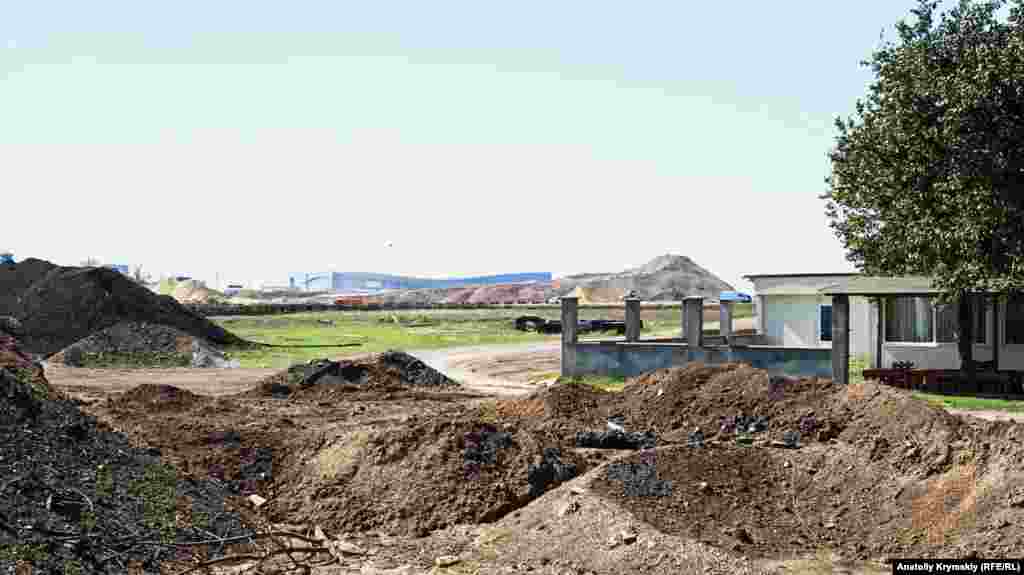 Tranşeyalarnen qazılğan köyniñ kenarından &quot;Qırım dalğası&quot; yahşı körüne