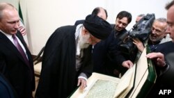 Orsýetiň prezidenti Wladimir Putin (çepde) we Eýranyň baş ruhany lideri Ali Hamenei. 23-nji noýabr, 2015 ý.