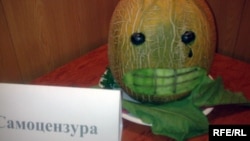 Блюдо под названием «Самоцензура» из оппозиционной выставки на тему «Язык как орган и его применение в условиях современного Казахстана». Талдыкорган, август 2009 года.  