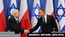 Президент Ізраїлю Реувен Рівлін (зліва) і президент Польщі Анджей Дуда під час меморіальної зустрічі в Освенцимі, 27 січня 2020 року