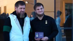 Рамзан і Ахмат Кадиров на церемонії присвоєння сину очільника Чечні і керівнику його охорони звання Почесного громадянина Грозного (Скріншот відео із телеграм-каналу Кадирова)