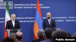 Իրանի և Հայաստանի արտգործնախարարները՝ Աբբաս Արաղչին և Արարատ Միրզոյանը հանդես են գալիս համատեղ ասուլիսով, Երևան, 25-ը մարտի, 2025թ.
