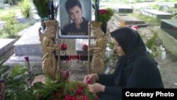 مادر بهنود رمضانی بر سر مزار او