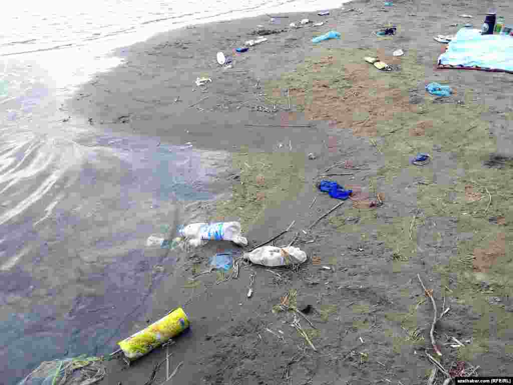 Bu plýaža dynç almaga gelýänler zir-zibilli suwda suwa düşýärler, zir-zibiliň arasynda oturyp, öz ýanlary bilen getiren naharlaryny iýýärler.