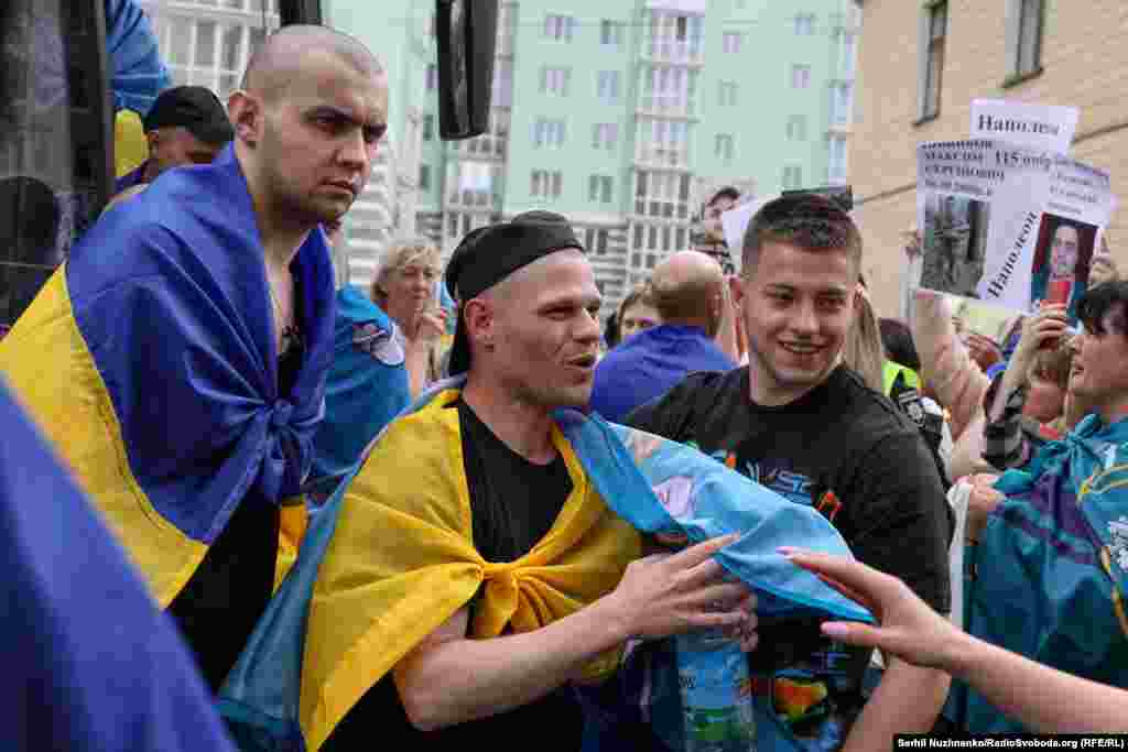 «Сьогодні повертаються воїни нашої армії, Національної гвардії, Державної прикордонної служби та Державної спеціальної служби транспорту», – повідомив президент України Володимир Зеленський