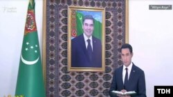 Новый президент Туркменистана Сердар Бердымухамедов на фоне портрета своего отца - бывшего президента Гурбангулы Бердымухамедова 