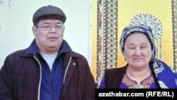 Myrat Duşemow we ejesi Täzegül Mämmedowa. Adam hukuklaryny goraýjy halkara guramalary tussaglykdaky Duşemowyň yzarlanmagyny syýasy matlaply hasap edýärler. 