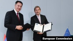 Комиссар Евросоюза по вопросам расширения и политики добрососедства Йоханнес Хан (справа) и министр экономики Армении Карен Чшмаритян 