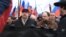 Геннадий Гудков (слева в центре) во время марша памяти Бориса Немцова в Москве, февраль 2019 года