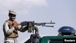 Кабулдун  шайлоо  бекеттеринин  биринин  жанындагы көзөмөл бекет. 19-октябрь, 2018-жыл. 