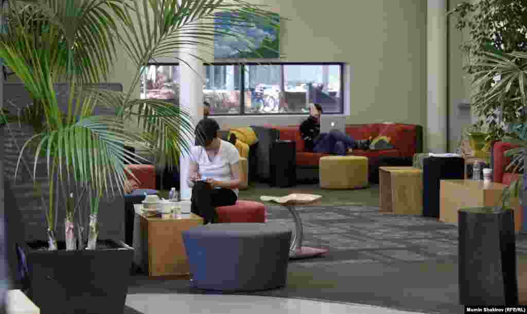 Кызматкерлердин иштөө режими эркин, ар бир киши аптасына бир жолу өз долбоорунун үстүндө иштөөгө мүмкүнчүлүк берилет. Компания үчүн иштин натыйжасы маанилүү. &nbsp;