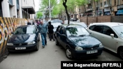 Парковка автомобилей на тротуарах считается административным правонарушением. Штрафы за стоянку на пешеходной части дорог действуют в Грузии много лет и их никто не отменял