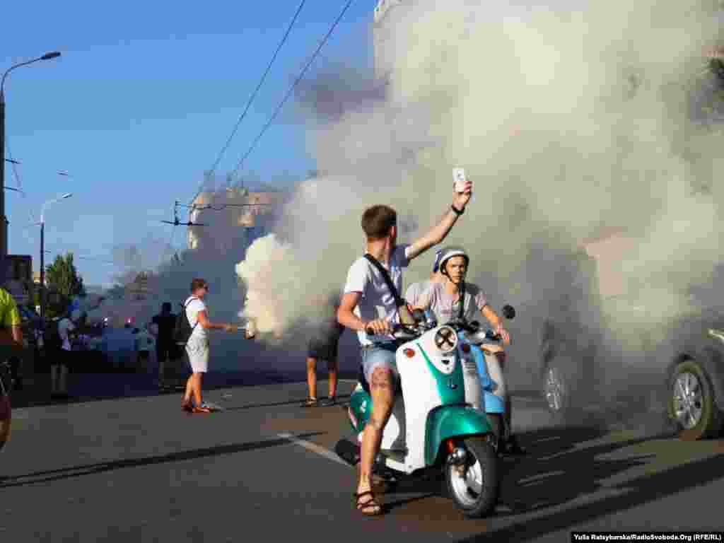 Дехто робив селфі на тлі задимленої вулиці