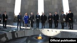 Председатель Бундестага Норберт Ламмерт в мемориальном комлексе памяти жертв Геноцида армян «Цицернакаберд», Ереван, 6 марта 2013 г.  