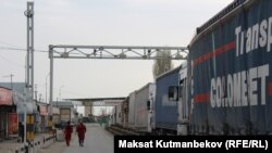 Талас. Кыргыз-казак чек арасындагы "Чоң-Капка" өткөрмө бекети.