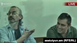 Жирайр Сефилян (слева) и Геворк Сафарян в суде (архив)