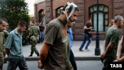 Пленные украинские солдаты в центре Донецка 