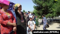 Aşgabadyň Teke bazary, adamlar petek nobatyna durlar. 30-njy iýul, 2013.