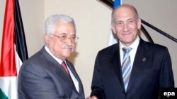 اولمرت و عباس در پاریس مذاکره کردند. (عکس: EPA)