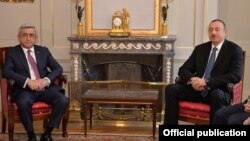 Встреча президентов Армении и Азербайджана - Сержа Саргсяна (слева) и Ильхама Алиева, Берн, 19 декабря 2015 г.